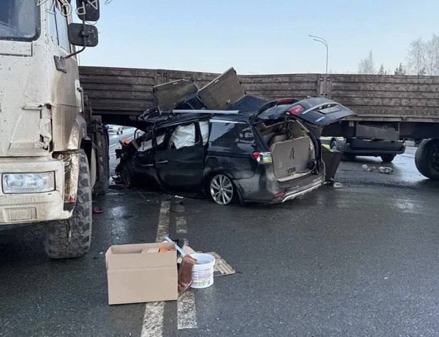Под Альметьевском КАМАЗ столкнулся с легковушкой Под Альметьевском КАМАЗ столкнулся с легковушкой