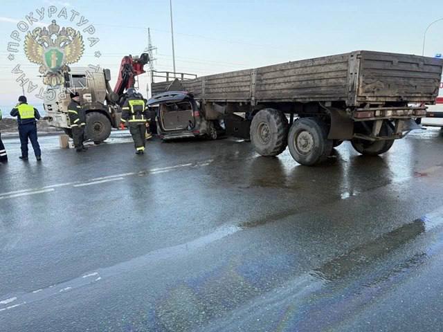 Под Альметьевском КАМАЗ столкнулся с легковушкой Под Альметьевском КАМАЗ столкнулся с легковушкой