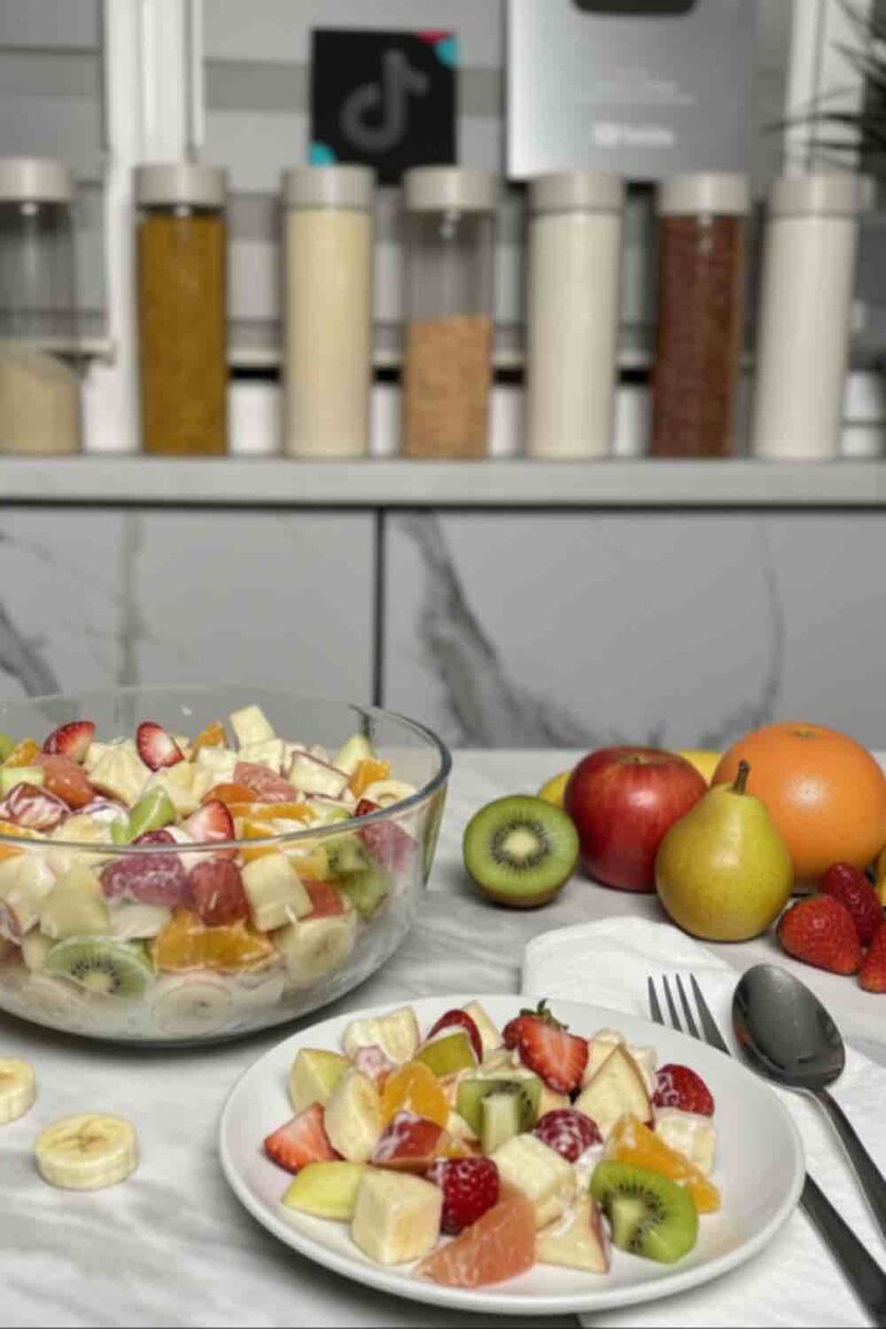 Сочный фруктовый салат с грейпфрутом и греческим йогуртом