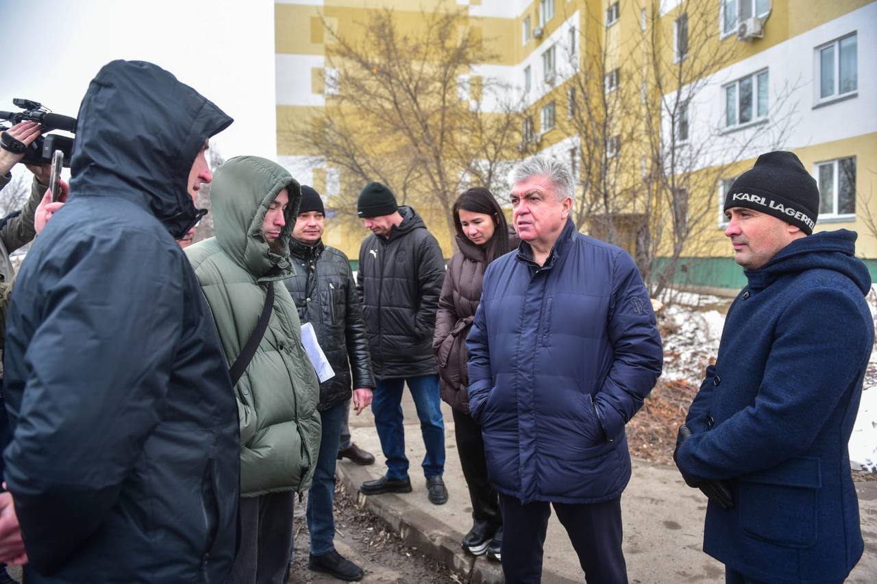 Наиль Магдеев: Сегодня осмотрел ход ремонтных работ по программе «Наш двор» в 14 комплексе пос Наиль Магдеев: Сегодня осмотрел ход ремонтных работ по программе «Наш двор» в 14 комплексе пос