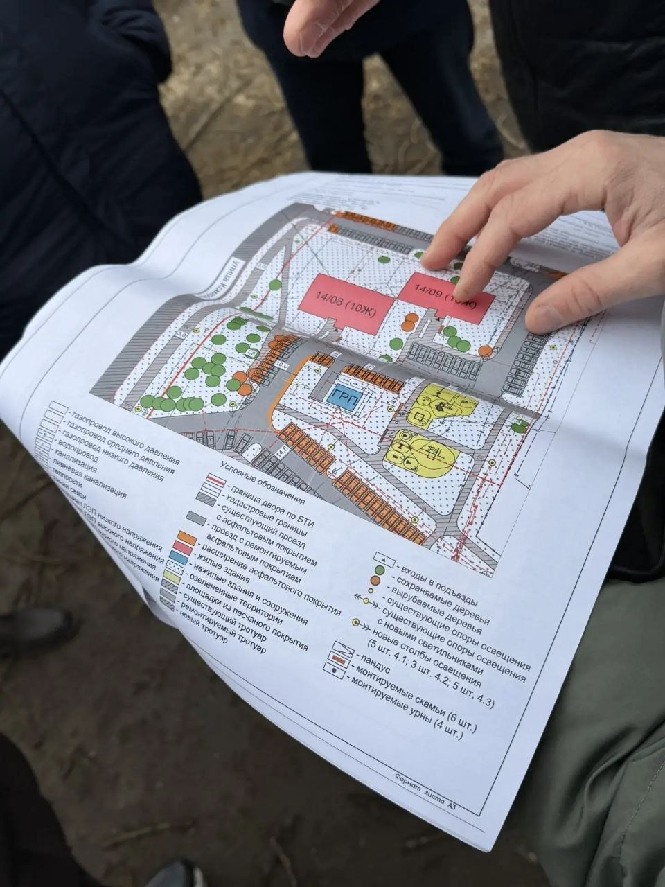 Наиль Магдеев инспектирует ход благоустройства в 14 комплексе Комсомольского района по программе «Наш двор»