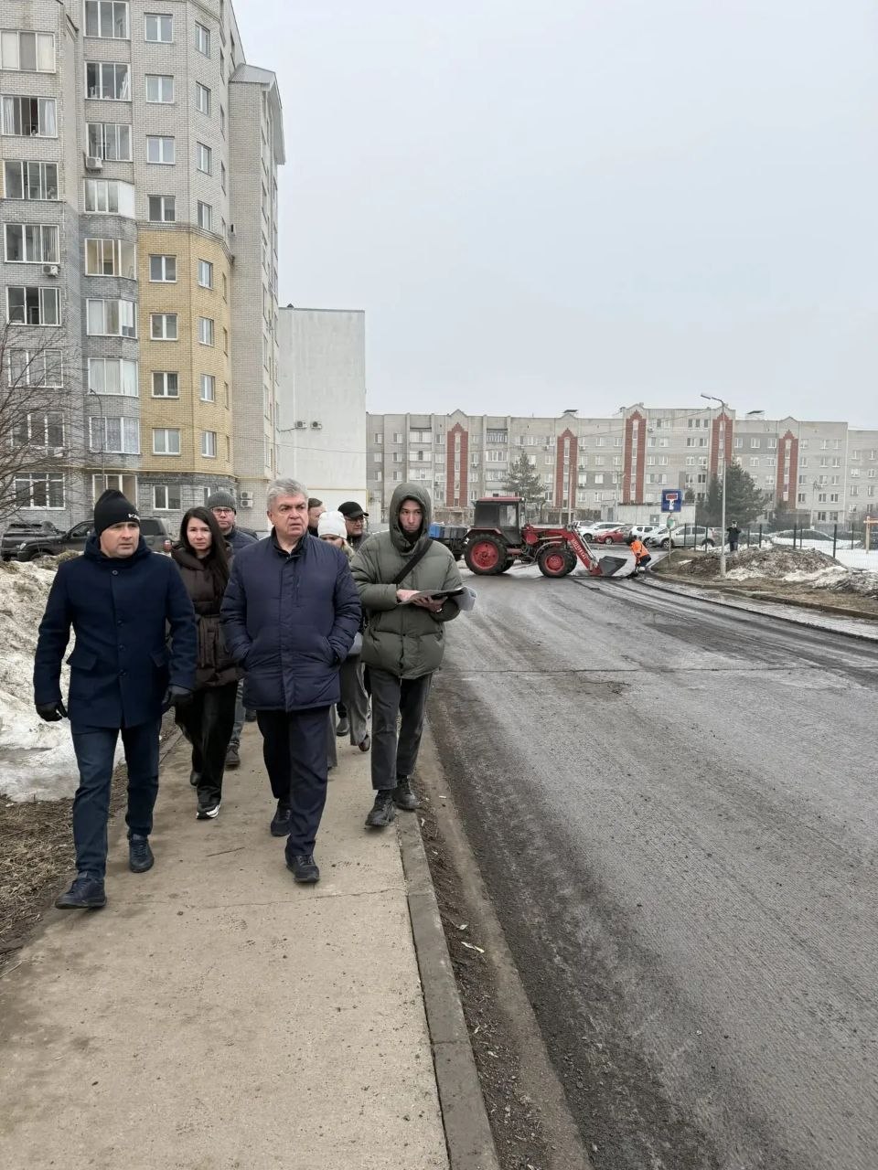 Наиль Магдеев инспектирует ход благоустройства в 14 комплексе Комсомольского района по программе «Наш двор» Наиль Магдеев инспектирует ход благоустройства в 14 комплексе Комсомольского района по программе «Наш двор»