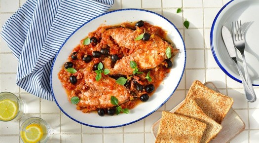 Нежная белая рыба под томатным соусом с маслинами
