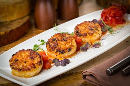 Котлеты из гребешка с томатным соусом