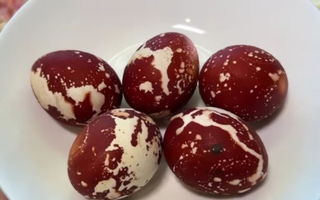 Необычные пасхальные яйца: создаем галактический узор своими руками