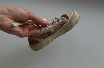 Как быстро и просто очистить белую подошву обуви: советы молодым родителям