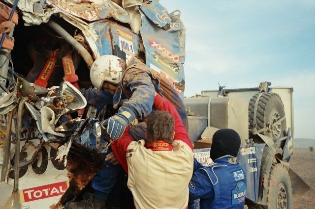 Представьте: пустыня, 50 градусов жары, песчаные бури… А где-то там, среди хаоса, летит огромный синий грузовик КАМАЗ Представьте: пустыня, 50 градусов жары, песчаные бури… А где-то там, среди хаоса, летит огромный синий грузовик КАМАЗ