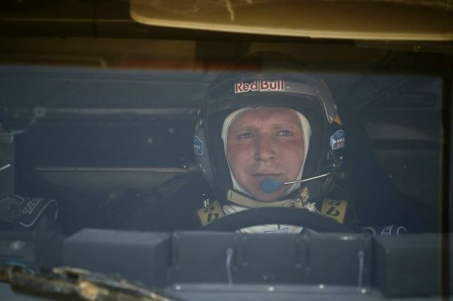 Представьте: пустыня, 50 градусов жары, песчаные бури… А где-то там, среди хаоса, летит огромный синий грузовик КАМАЗ Представьте: пустыня, 50 градусов жары, песчаные бури… А где-то там, среди хаоса, летит огромный синий грузовик КАМАЗ