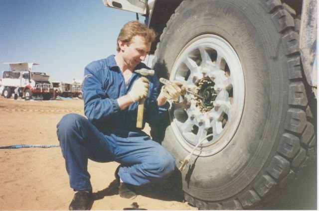 Представьте: пустыня, 50 градусов жары, песчаные бури… А где-то там, среди хаоса, летит огромный синий грузовик КАМАЗ Представьте: пустыня, 50 градусов жары, песчаные бури… А где-то там, среди хаоса, летит огромный синий грузовик КАМАЗ