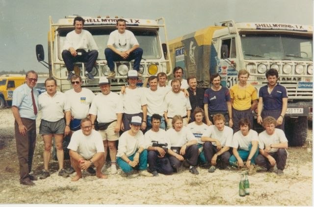 Представьте: пустыня, 50 градусов жары, песчаные бури… А где-то там, среди хаоса, летит огромный синий грузовик КАМАЗ Представьте: пустыня, 50 градусов жары, песчаные бури… А где-то там, среди хаоса, летит огромный синий грузовик КАМАЗ