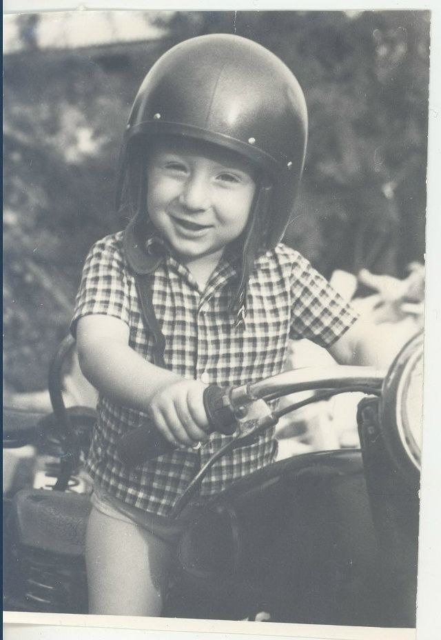 Представьте: пустыня, 50 градусов жары, песчаные бури… А где-то там, среди хаоса, летит огромный синий грузовик КАМАЗ