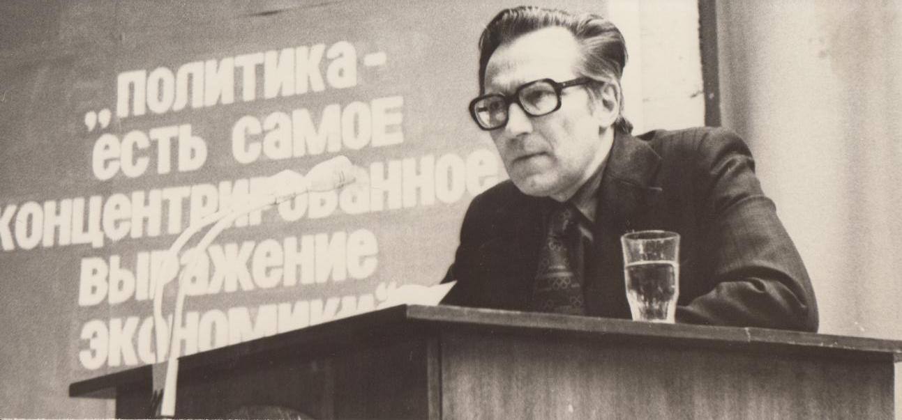 Представьте: бескрайние поля, глина вместо дорог и стройка века Представьте: бескрайние поля, глина вместо дорог и стройка века