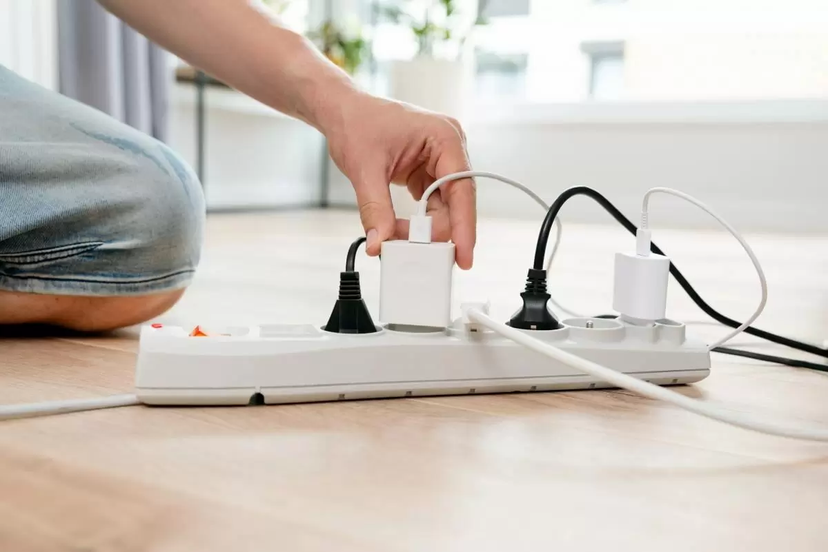 Почему стоит избегать удлинителей для мощных бытовых приборов