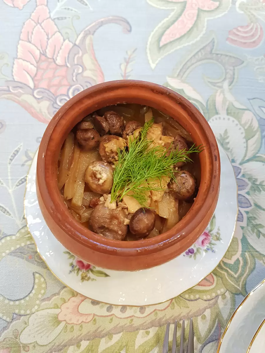 Ароматная свинина в горшочке: идеальное блюдо для зимнего стола