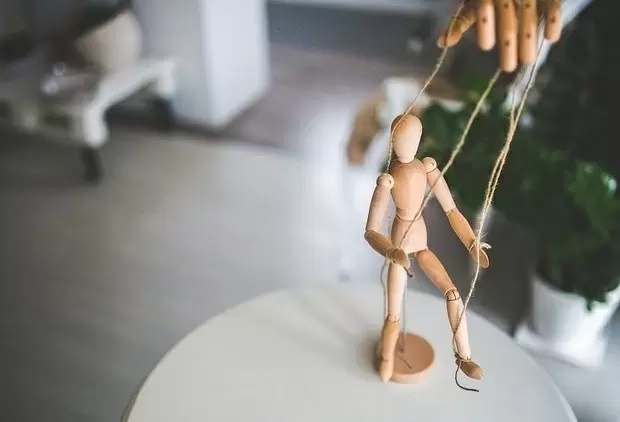 Как осанка может выдать манипуляторов: научные тайны поведения