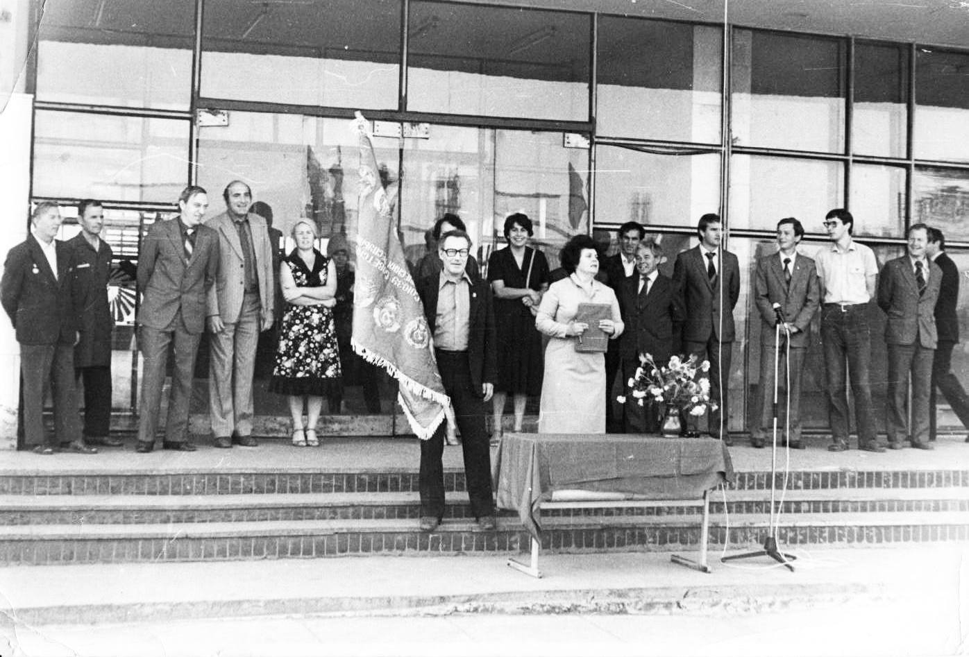 Представьте: бескрайние поля, глина вместо дорог и стройка века Представьте: бескрайние поля, глина вместо дорог и стройка века