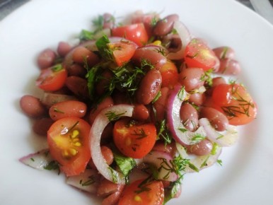 Салат из фасоли и помидоров: легкий и полезный