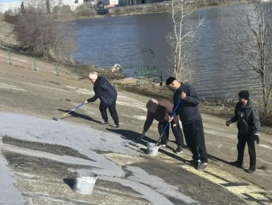 В Комсомольском районе провели работу по устранению самовольных надписей на территории Элеваторной горы