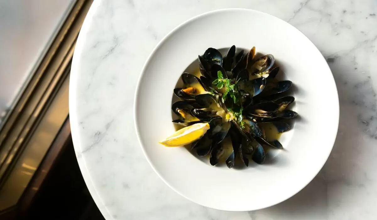 Как не ударить в грязь лицом: секреты правильного употребления мидий и устриц в ресторане