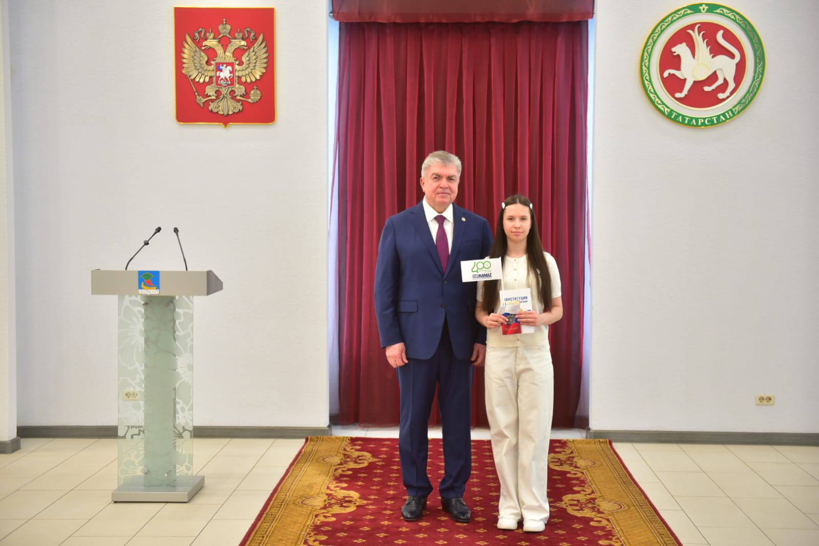 Наиль Магдеев: Сегодня во Дворце торжеств вручил 26 челнинцам, достигшим 14-летнего возраста, основной документ — паспорт гражданина Российской Федерации Наиль Магдеев: Сегодня во Дворце торжеств вручил 26 челнинцам, достигшим 14-летнего возраста, основной документ — паспорт гражданина Российской Федерации