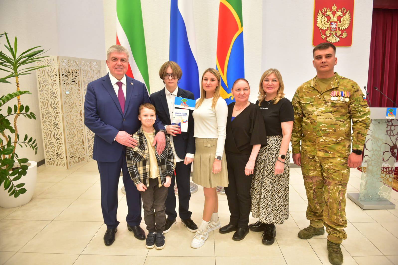 Наиль Магдеев: Сегодня во Дворце торжеств вручил 26 челнинцам, достигшим 14-летнего возраста, основной документ — паспорт гражданина Российской Федерации Наиль Магдеев: Сегодня во Дворце торжеств вручил 26 челнинцам, достигшим 14-летнего возраста, основной документ — паспорт гражданина Российской Федерации