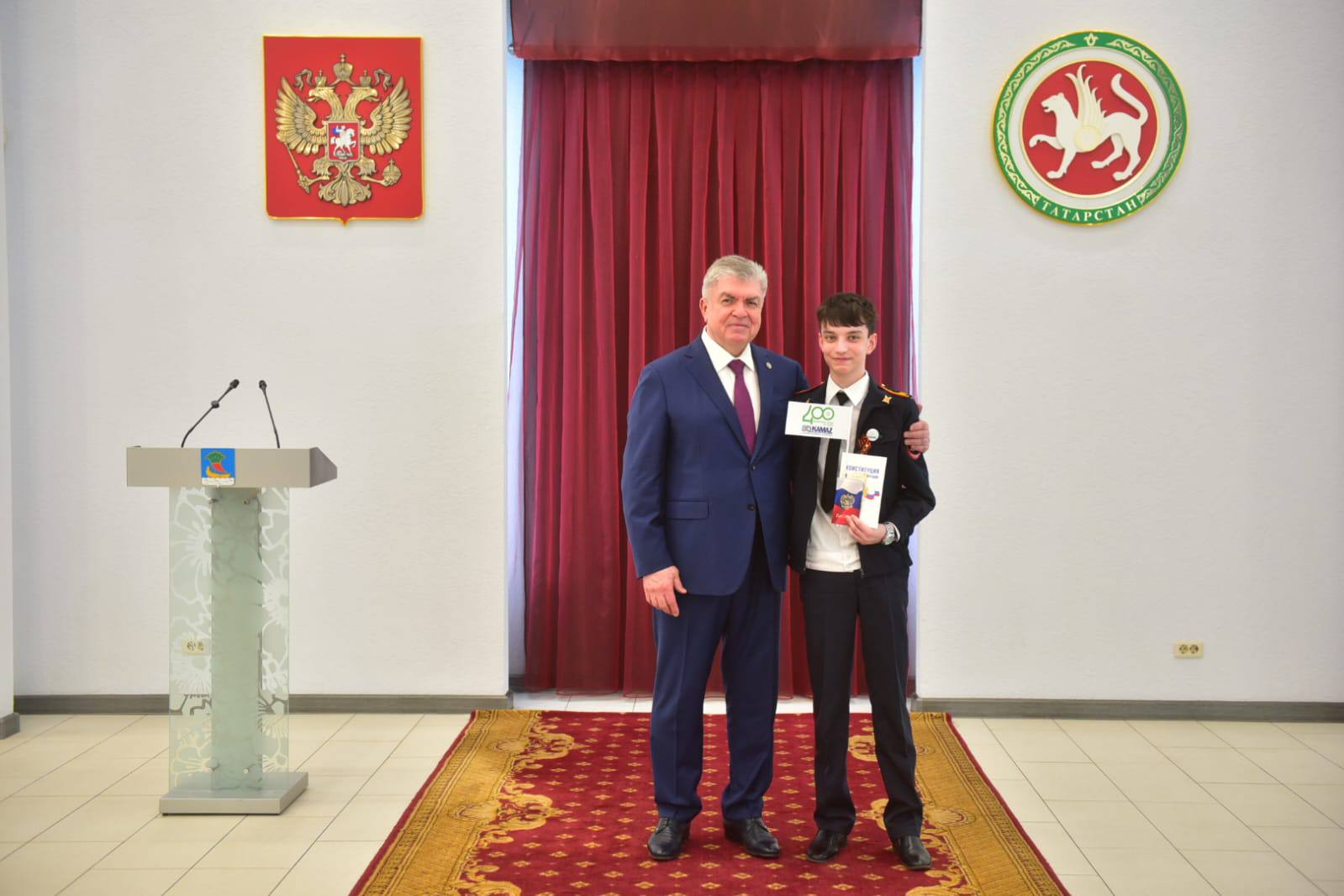 Наиль Магдеев: Сегодня во Дворце торжеств вручил 26 челнинцам, достигшим 14-летнего возраста, основной документ — паспорт гражданина Российской Федерации Наиль Магдеев: Сегодня во Дворце торжеств вручил 26 челнинцам, достигшим 14-летнего возраста, основной документ — паспорт гражданина Российской Федерации