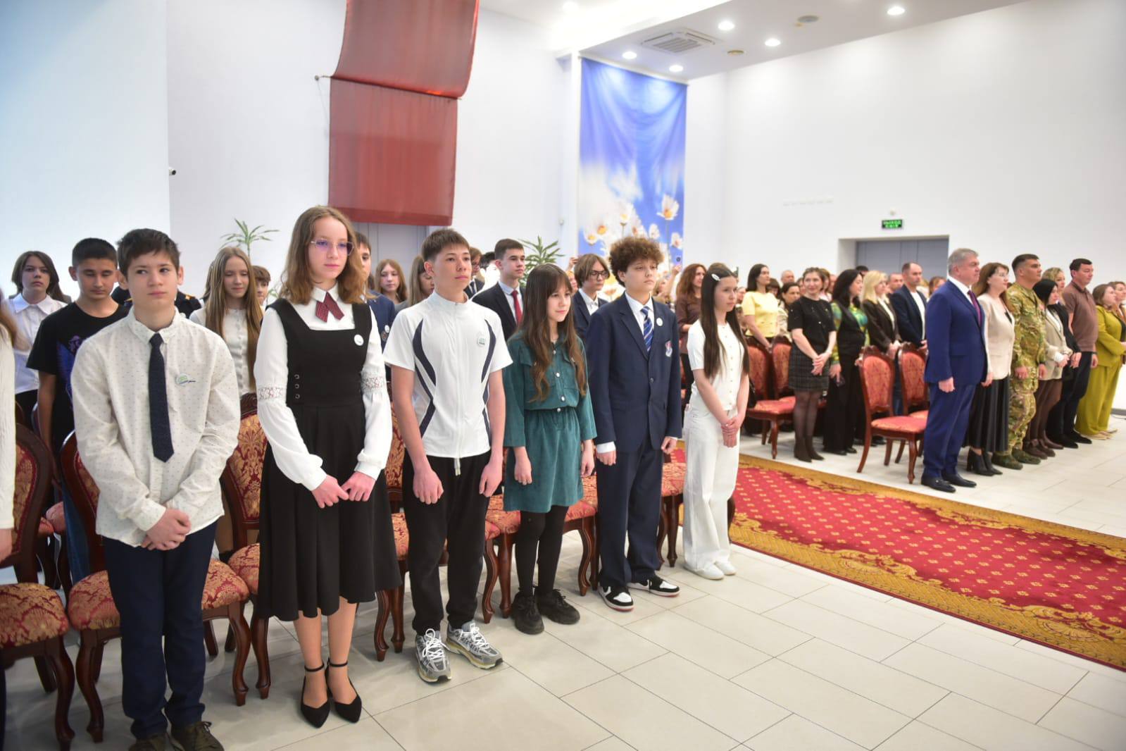 Наиль Магдеев: Сегодня во Дворце торжеств вручил 26 челнинцам, достигшим 14-летнего возраста, основной документ — паспорт гражданина Российской Федерации Наиль Магдеев: Сегодня во Дворце торжеств вручил 26 челнинцам, достигшим 14-летнего возраста, основной документ — паспорт гражданина Российской Федерации