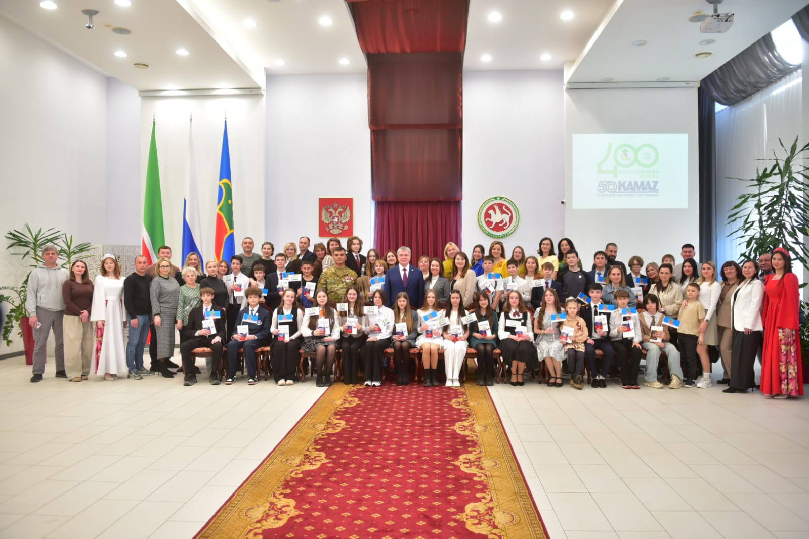 Наиль Магдеев: Сегодня во Дворце торжеств вручил 26 челнинцам, достигшим 14-летнего возраста, основной документ — паспорт гражданина Российской Федерации Наиль Магдеев: Сегодня во Дворце торжеств вручил 26 челнинцам, достигшим 14-летнего возраста, основной документ — паспорт гражданина Российской Федерации