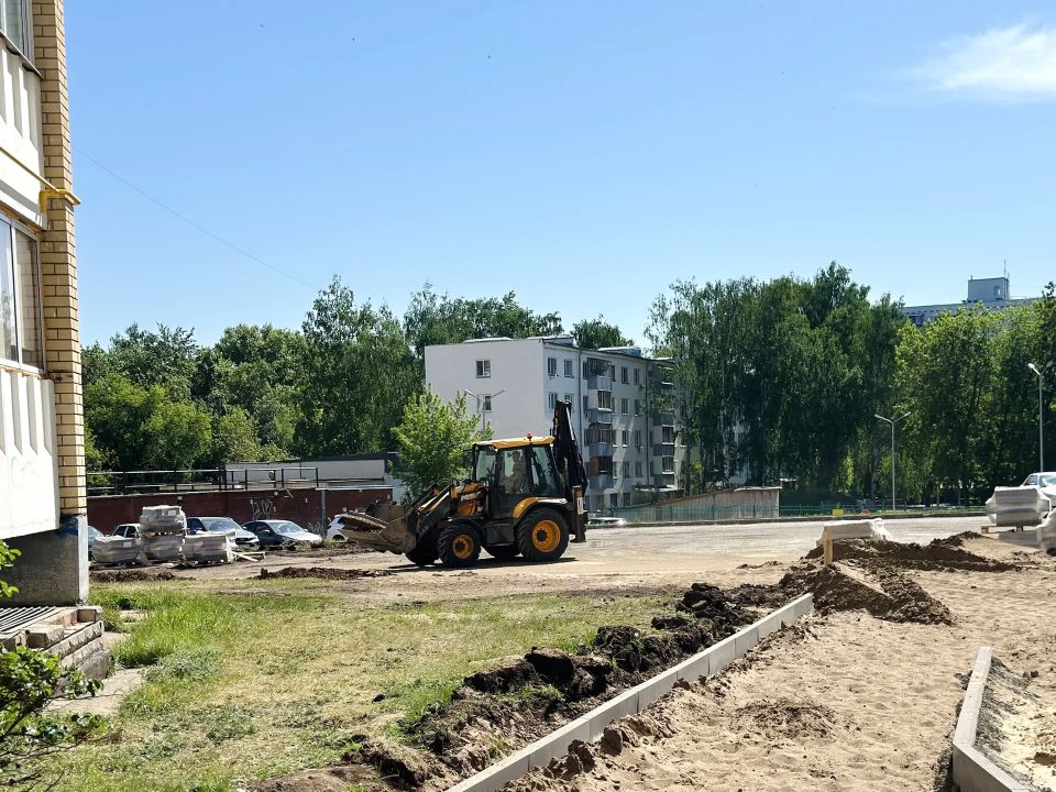 В наших дворах кипит работа! Работы в рамках программы #НашДвор2026 развернулись в 34 дворах Комсомольского района, в том числе и в 4а комплексе