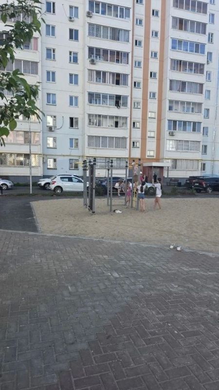 Глава администрации Автозаводского района Айрат Хуснуллин посетил дворы 65 комплекса, где в 3 дворах производятся ремонтные работы в рамках программы «Наш двор», инициированной Раисом Республики Татарстан Рустамом... Глава администрации Автозаводского района Айрат Хуснуллин посетил дворы 65 комплекса, где в 3 дворах производятся ремонтные работы в рамках программы «Наш двор», инициированной Раисом Республики Татарстан Рустамом...
