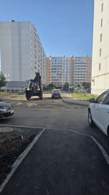 Глава администрации Автозаводского района Айрат Хуснуллин посетил дворы 65 комплекса, где в 3 дворах производятся ремонтные работы в рамках программы «Наш двор», инициированной Раисом Республики Татарстан Рустамом... Глава администрации Автозаводского района Айрат Хуснуллин посетил дворы 65 комплекса, где в 3 дворах производятся ремонтные работы в рамках программы «Наш двор», инициированной Раисом Республики Татарстан Рустамом...