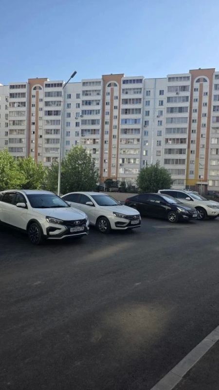 Глава администрации Автозаводского района Айрат Хуснуллин посетил дворы 65 комплекса, где в 3 дворах производятся ремонтные работы в рамках программы «Наш двор», инициированной Раисом Республики Татарстан Рустамом... Глава администрации Автозаводского района Айрат Хуснуллин посетил дворы 65 комплекса, где в 3 дворах производятся ремонтные работы в рамках программы «Наш двор», инициированной Раисом Республики Татарстан Рустамом...