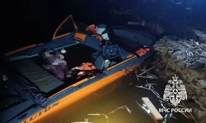 На Каме лодка врезалась в пирс: одна женщина погибла, четверо пострадали На Каме лодка врезалась в пирс: одна женщина погибла, четверо пострадали