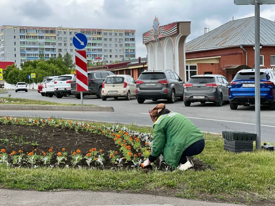 + 1 цветник в городе. Словно по взмаху волшебной палочки на улицах города становится все больше цветов + 1 цветник в городе. Словно по взмаху волшебной палочки на улицах города становится все больше цветов