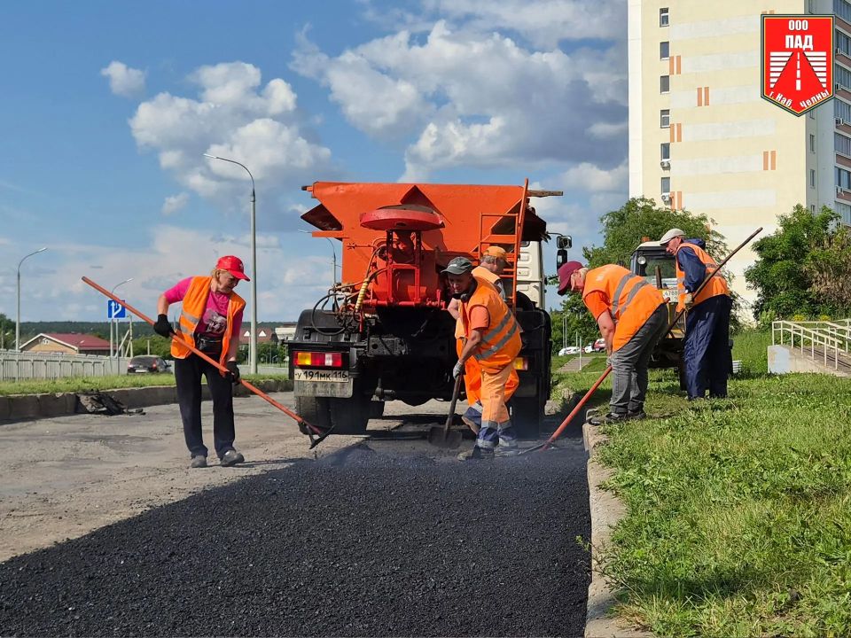 Бригады Предприятия автомобильных дорог начали работы по поднятию уровня дорожного полотна на местном проезде проспекта Чулман вдоль 50-го комплекса Бригады Предприятия автомобильных дорог начали работы по поднятию уровня дорожного полотна на местном проезде проспекта Чулман вдоль 50-го комплекса