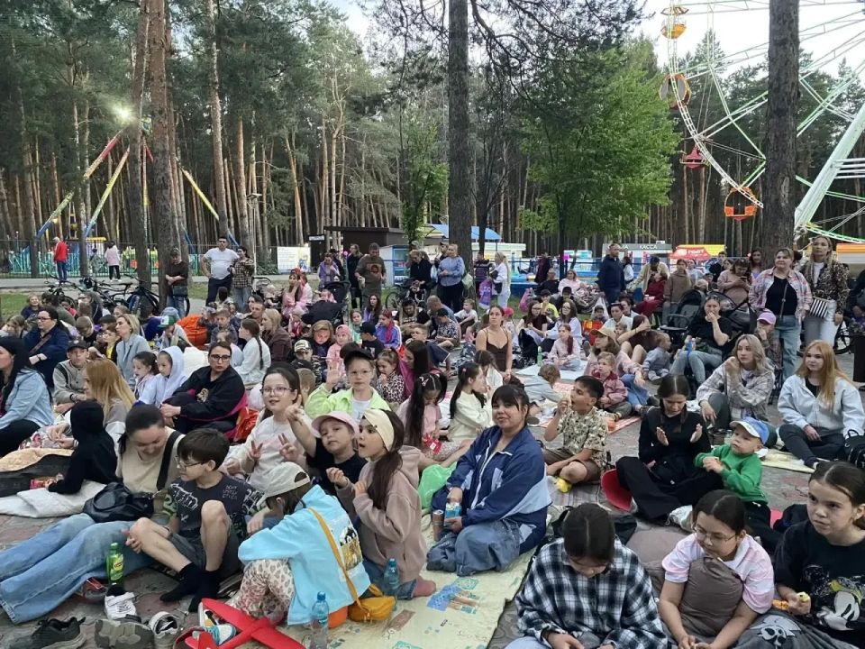 В Комсомольском районе стартовали показы фильмов под открытым небом В Комсомольском районе стартовали показы фильмов под открытым небом