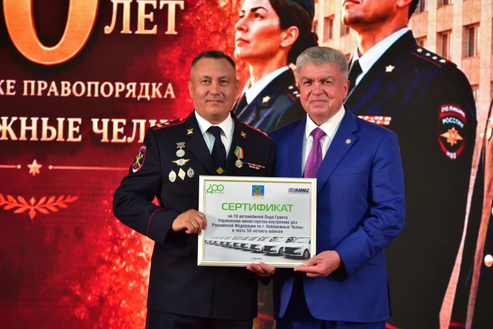 Полвека на службе: полиции Челнов передали 10 новых служебных автомобилей Полвека на службе: полиции Челнов передали 10 новых служебных автомобилей