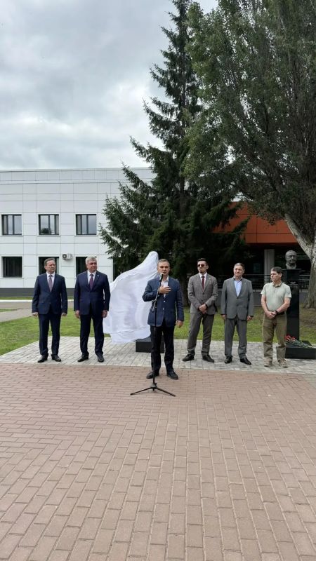 В Челнах открыли бюст первому главврачу БСМП Иреку Ишкинееву В Челнах открыли бюст первому главврачу БСМП Иреку Ишкинееву