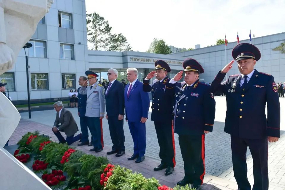 Министр внутренних дел по Республике Татарстан генерал-лейтенант полиции Дамир Сатретдинов поздравил сотрудников челнинской полиции с юбилеем Министр внутренних дел по Республике Татарстан генерал-лейтенант полиции Дамир Сатретдинов поздравил сотрудников челнинской полиции с юбилеем