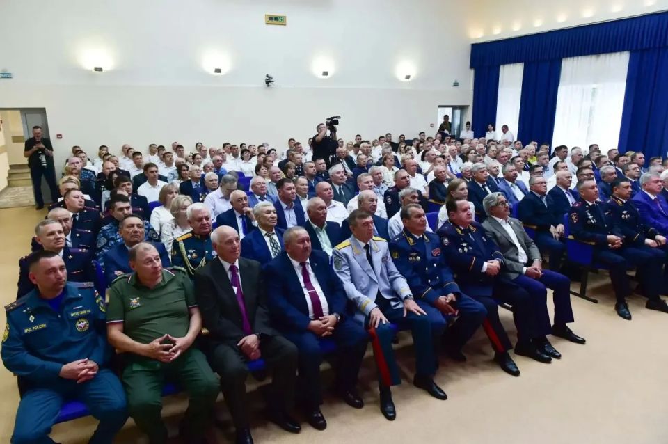Министр внутренних дел по Республике Татарстан генерал-лейтенант полиции Дамир Сатретдинов поздравил сотрудников челнинской полиции с юбилеем Министр внутренних дел по Республике Татарстан генерал-лейтенант полиции Дамир Сатретдинов поздравил сотрудников челнинской полиции с юбилеем
