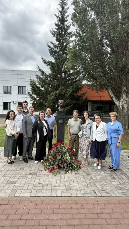 В Челнах открыли бюст первому главврачу БСМП Иреку Ишкинееву В Челнах открыли бюст первому главврачу БСМП Иреку Ишкинееву