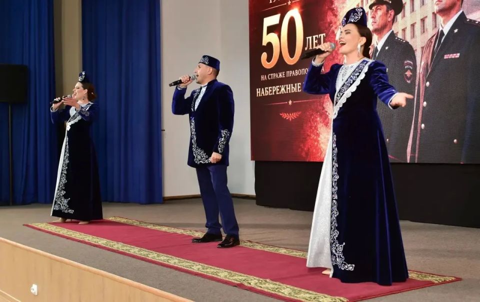Министр внутренних дел по Республике Татарстан генерал-лейтенант полиции Дамир Сатретдинов поздравил сотрудников челнинской полиции с юбилеем Министр внутренних дел по Республике Татарстан генерал-лейтенант полиции Дамир Сатретдинов поздравил сотрудников челнинской полиции с юбилеем