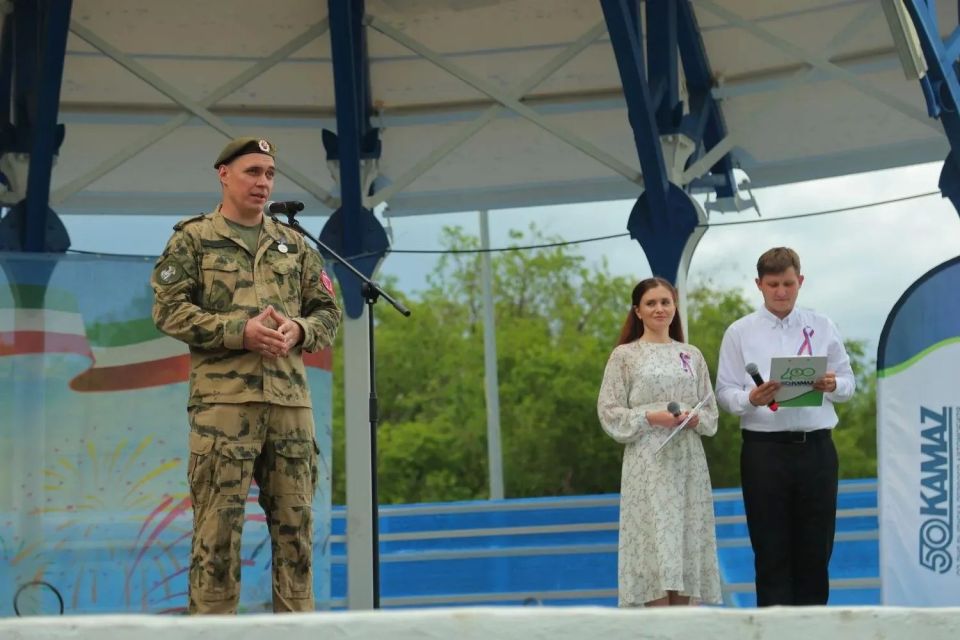 Десятиметровый триколор под звуки гимна развернули активисты общественных организаций и волонтеры Десятиметровый триколор под звуки гимна развернули активисты общественных организаций и волонтеры