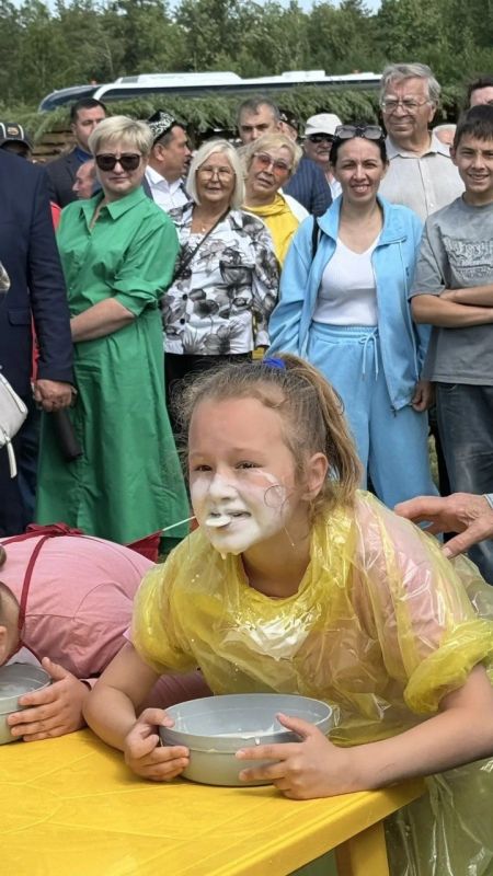 Сабантуй в Челнах: мэр Наиль Магдеев отчеканил памятную монету и наколол дров Сабантуй в Челнах: мэр Наиль Магдеев отчеканил памятную монету и наколол дров