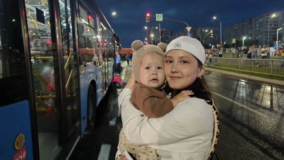 Небесно-голубые НЕФАЗы увезли гостей праздника домой, вечер плавно перетекает в ночь Небесно-голубые НЕФАЗы увезли гостей праздника домой, вечер плавно перетекает в ночь
