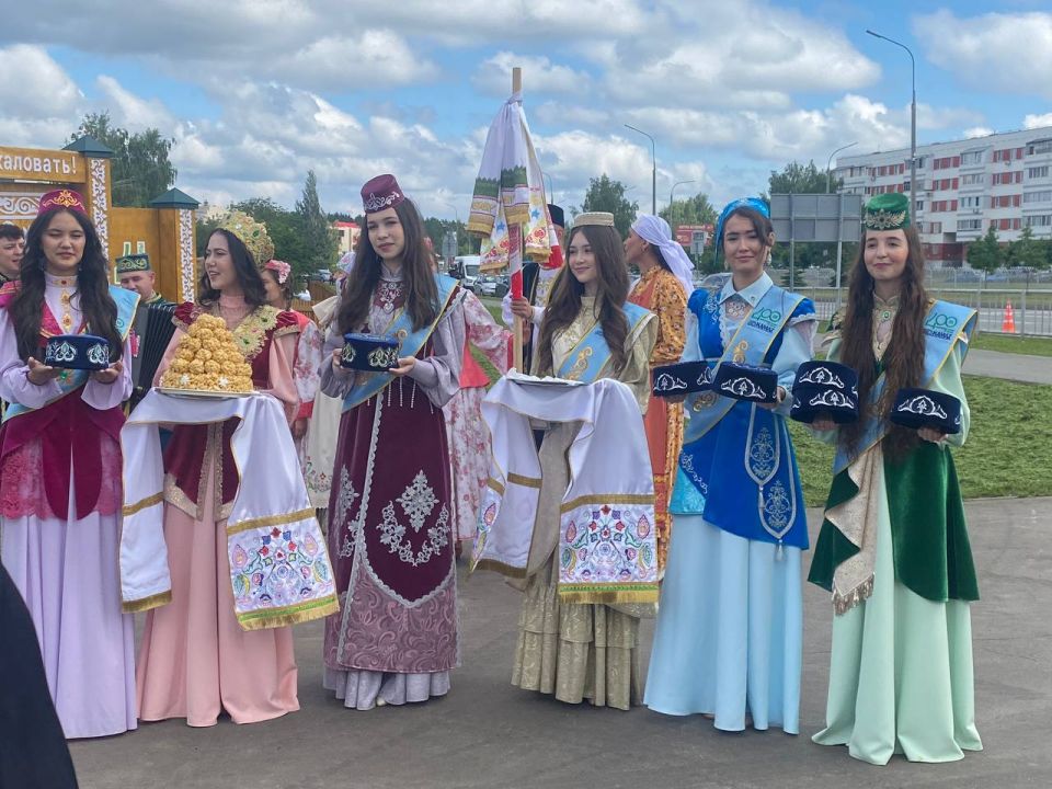 Сабантуй в Челнах: мэр Наиль Магдеев отчеканил памятную монету и наколол дров Сабантуй в Челнах: мэр Наиль Магдеев отчеканил памятную монету и наколол дров