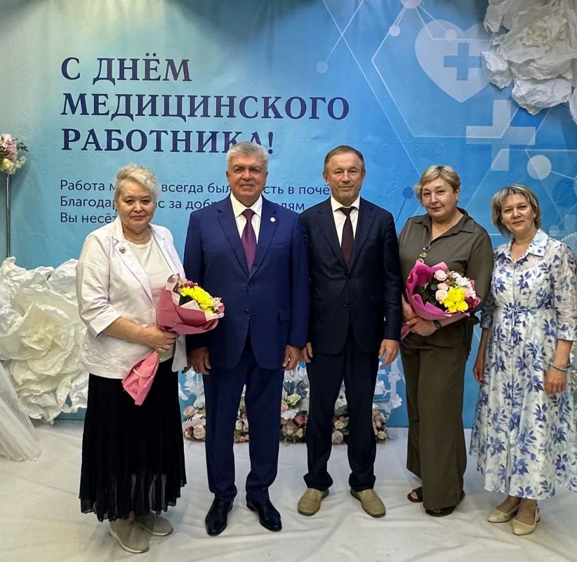 С большим удовольствием фотографировался мэр с нашими врачами! С большим удовольствием фотографировался мэр с нашими врачами!