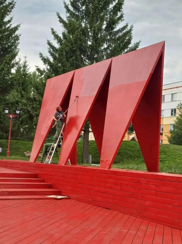 Исчезнувший со стелы в Челнах портрет Шишкина вернули спустя месяц Исчезнувший со стелы в Челнах портрет Шишкина вернули спустя месяц