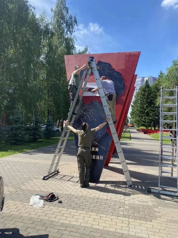 Исчезнувший со стелы в Челнах портрет Шишкина вернули спустя месяц Исчезнувший со стелы в Челнах портрет Шишкина вернули спустя месяц