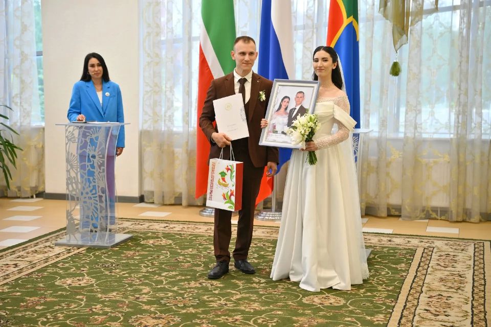 1000-ая пара 2026 года!. В год 400-летия со дня основания города Набережные Челны, юбилейной,1000-ой парой молодоженов, которые связали свои судьбы в нашем прекрасном городе стали Сергей и Алина Кутузовы 1000-ая пара 2026 года!. В год 400-летия со дня основания города Набережные Челны, юбилейной,1000-ой парой молодоженов, которые связали свои судьбы в нашем прекрасном городе стали Сергей и Алина Кутузовы